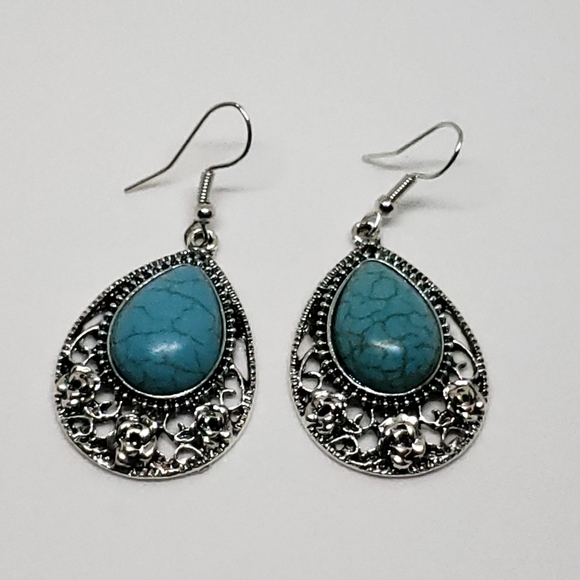 NWT Beautiful Turquoise Stone Silver Earrings - Picture 3 of 9